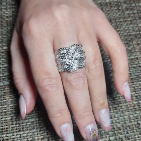 GORGEOUS, Sparkly Statement RING - Size 9 - Picture 4 of 7